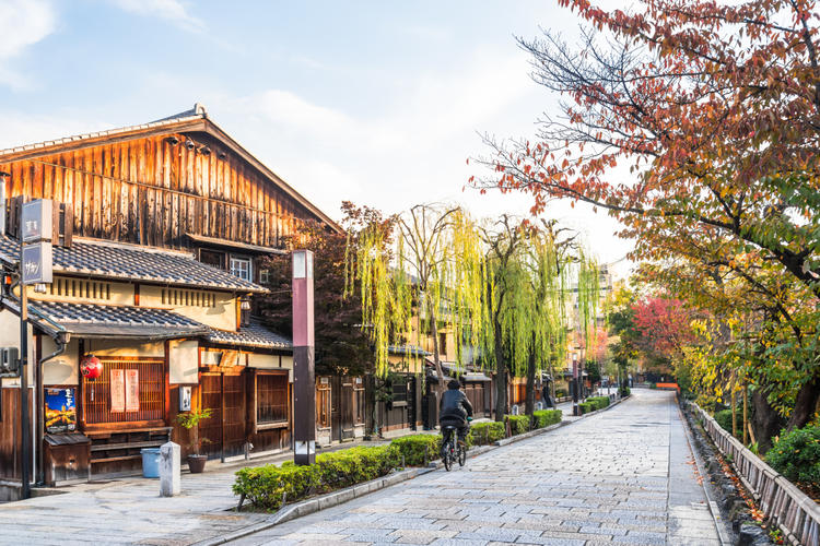 5 Luxury Hotels in Shijo Karasuma to Experience the Beauty and Traditions of Kyoto 