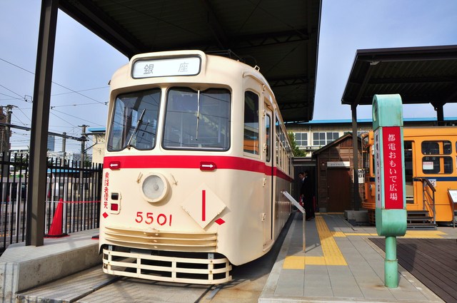 大都会をのんびり走る「都電荒川線」で行く東京ローカル線の旅